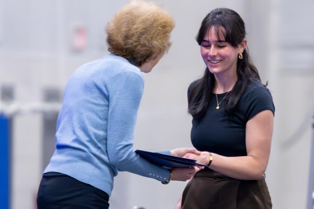 student accepting award 2024年大学奖项