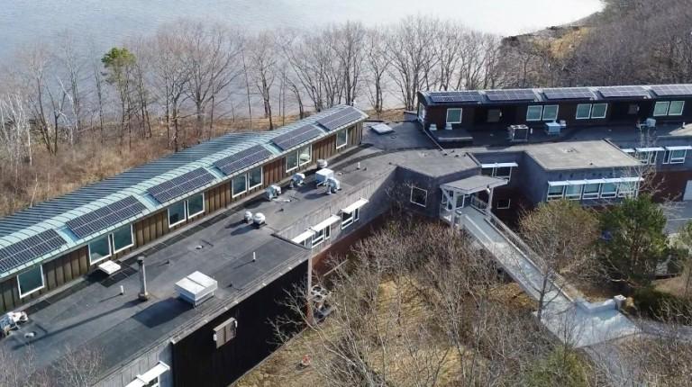 An aerial view of the solar panels on top of the Marine 科学 Center