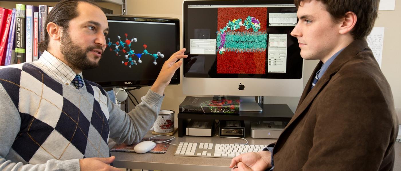 大学教授和学生通过计算机上的分子模型