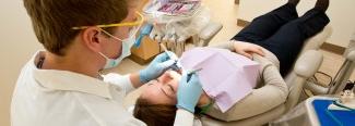 a dental student works on a 病人