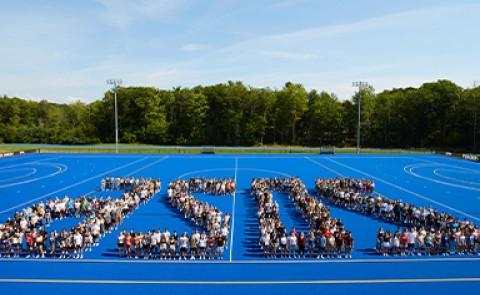 2026届的学生们按照“2026年”的图案摆姿势拍照。