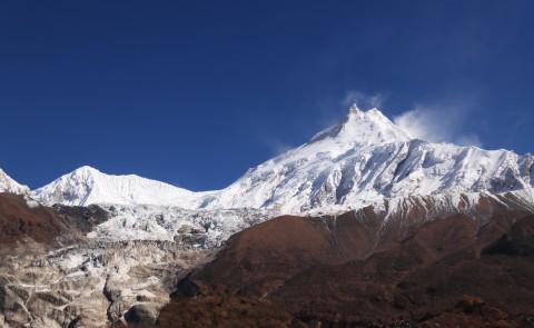 尼泊尔一座雪山的照片