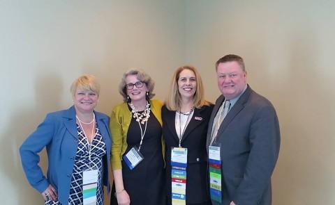 约翰汉龙, AANA President Cheryl Nimmo, Dean Francis-Connolly, and Nurse Anesthesia 程序 Director Maribeth Massie 